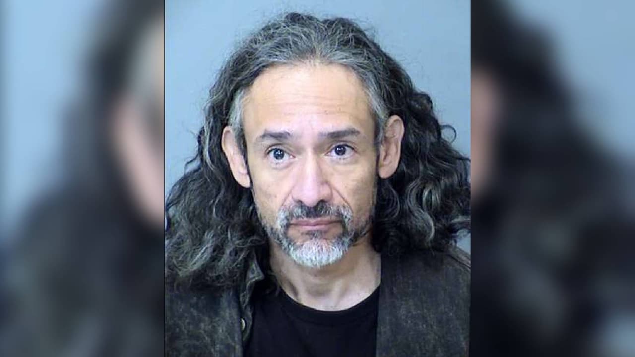 Arrestan a maestro en Phoenix por mantener una relación inapropiada con estudiante 