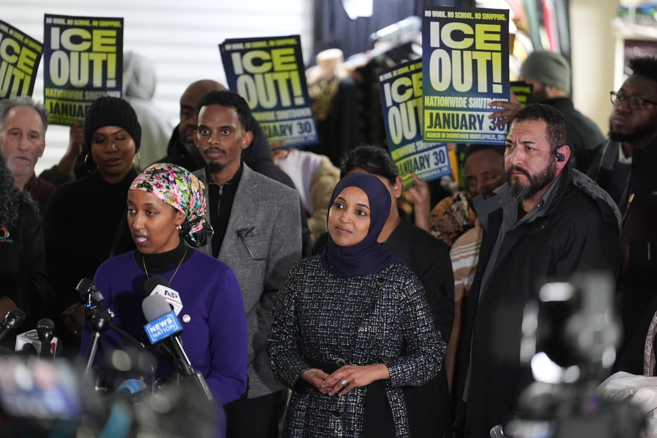 <b>Ilhan Omar ha dicho que son “mentiras repugnantes”</b>. Mientras sigue defendiendo sus ideales, participando activamente en protestas para pedir que paren las redadas migratorias y exigiendo justicia para las personas que han muerto en tiroteos que involucran a agentes del Servicio de Inmigración y Control de Aduanas (
<b>ICE</b>).