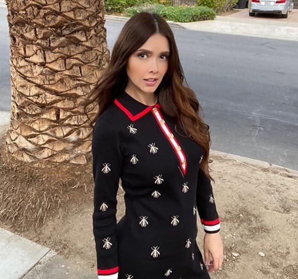 "Demacrada, sin dormir, ¡pero
<b>con toda la actitud</b>!" No quiero que mi esposo me vea todo el día en pijamas", escribió junto a
<b><a href="https://www.instagram.com/p/B4jQCbIgNM-/" target="_blank">una de las fotos. </a></b>