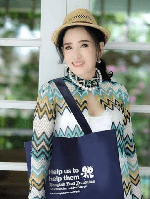 Gracias a sus redes sociales, la tailandesa se ha convertido en una sensación mundial, puesto que algunos de sus seguidores aseguran que se ve como treintañera y siempre luce muy bella.