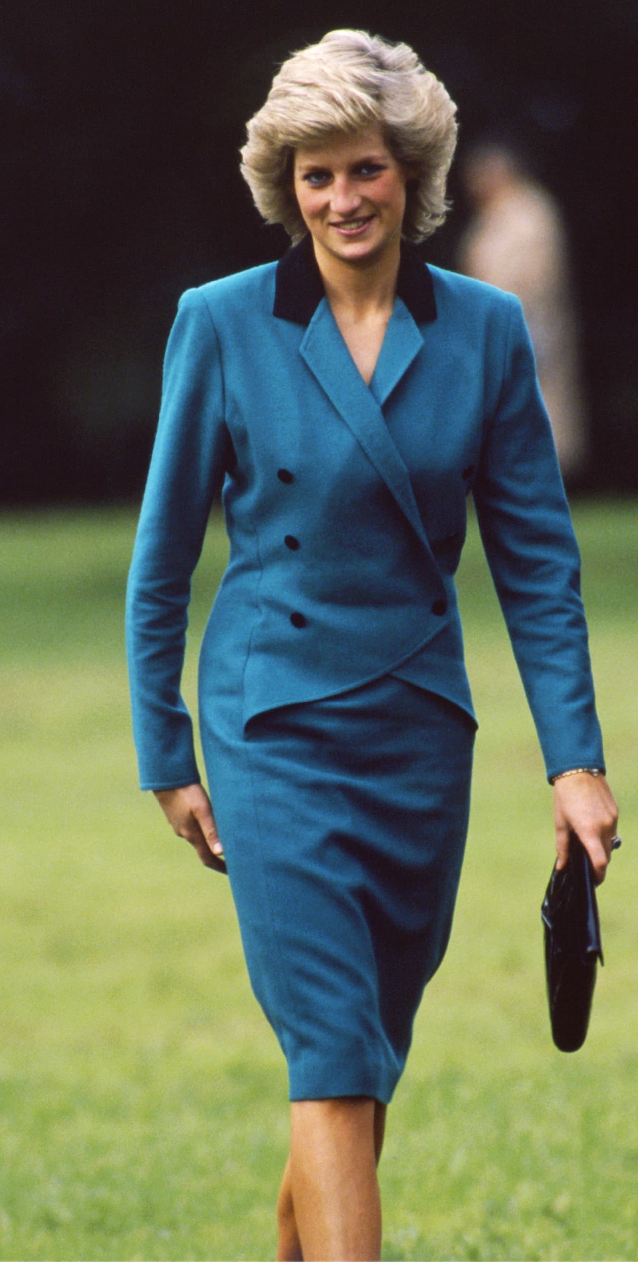 Gracias a esas carteras, Diana de Gales cubría su escote para bloquear los lentes indiscretos de los paparazzi.