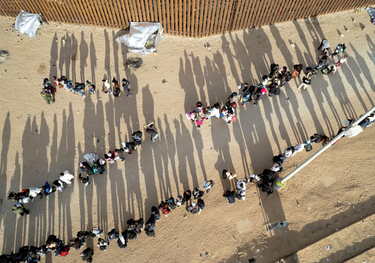 <b>Una detención de inmigrantes vista desde el aire</b>
<br>
<br>Agentes de la Patrulla Fronteriza de Estados Unidos detienen a familias inmigrantes en la frontera entre Estados Unidos y México el 7 de diciembre, en Yuma, Arizona. Habían atravesado una brecha cercana en la valla fronteriza en días anteriores para buscar asilo en Estados Unidos.
<br>
<br>Muchas familias intentaron llegar a suelo estadounidense antes de que una corte ordenara el restablecimiento de los Protocolos de Protección de Migrantes, conocidos también como la política 'Quédate en México'.