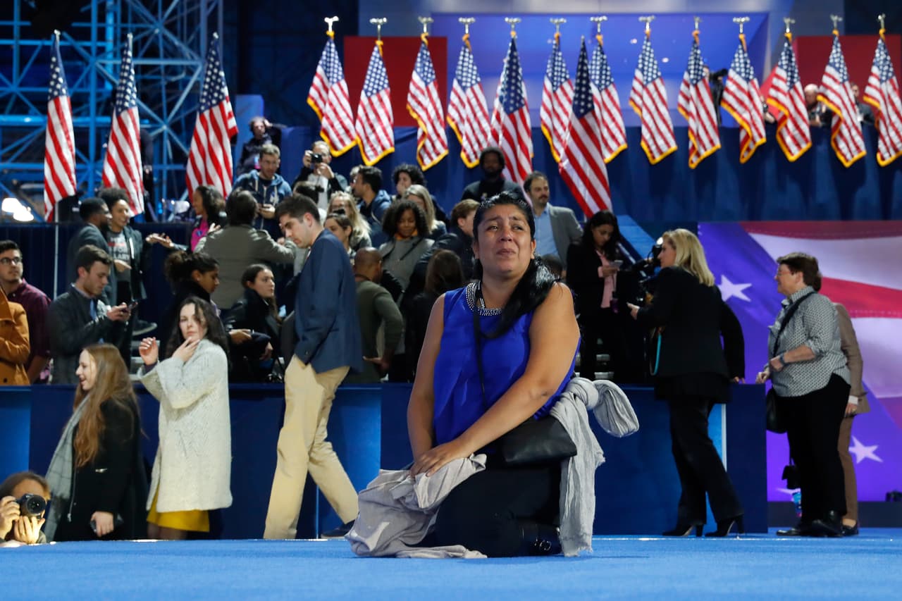 La ausencia de Hillary Clinton en su evento final de campaña vistió de dolor a seguidores en el Jacob Javits, en Manhattan.