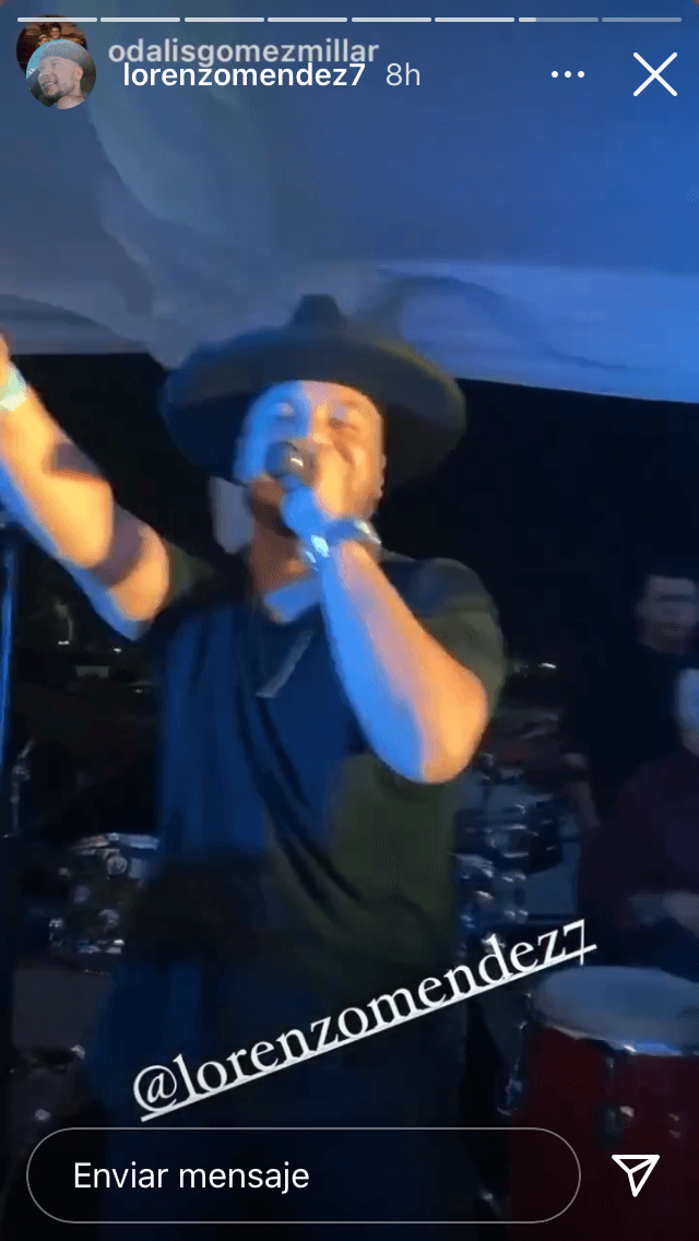 El cantante publicó un par de clips en los que aparece cantando y la pareja de recién casados está entre el público.
<br>