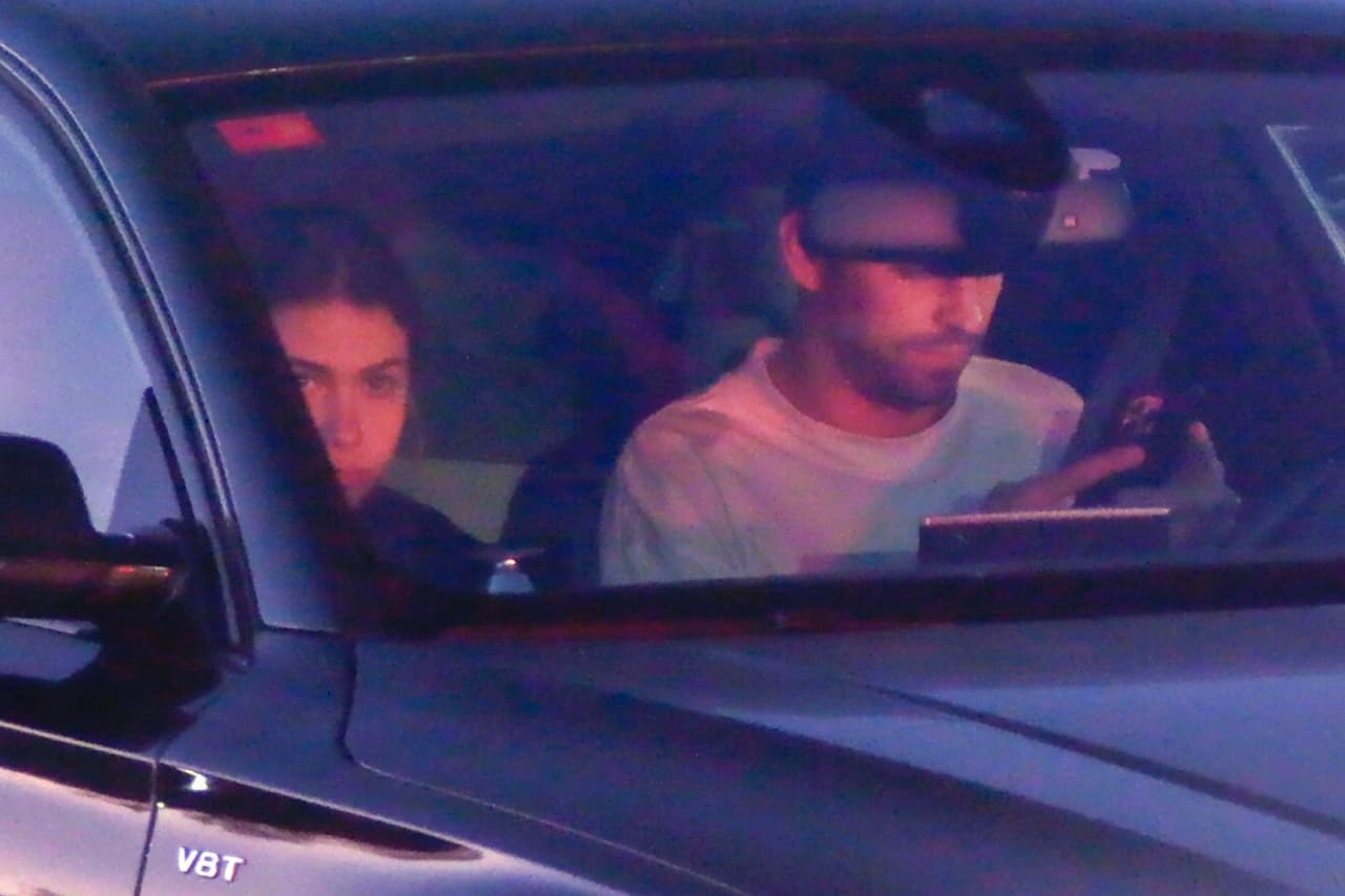 Desde el verano pasado, el ex de Shakira ha sido captado con ella de manera romántica. 
<br>