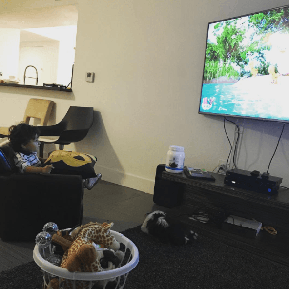 Orlando Segura compartió: "Así pasamos el día del padre... Él viendo caricaturas y yo descansando un poco".