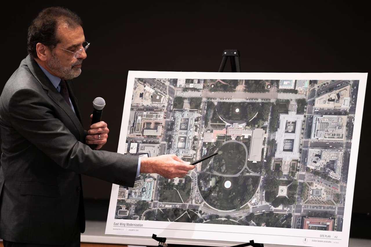 El arquitecto Shalom Baranes señala un mapa en una pizarra durante una reunión de la Comisión Nacional de Planificación del Capitolio en la que se discutió el proyecto del salón de baile de la Casa Blanca, el jueves 8 de enero de 2026, en Washington.