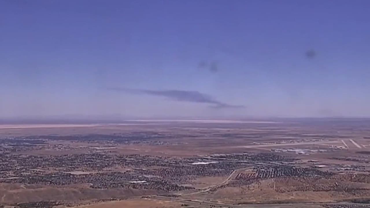 Avión bombardero B-52 se estrella poco después del despegue en una base de California
