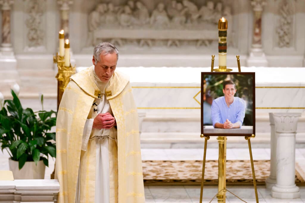 El padre Jim Bilot dirigió un memorial a Brian Fraser en la iglesia católica St. Paul on the Lake este martes.