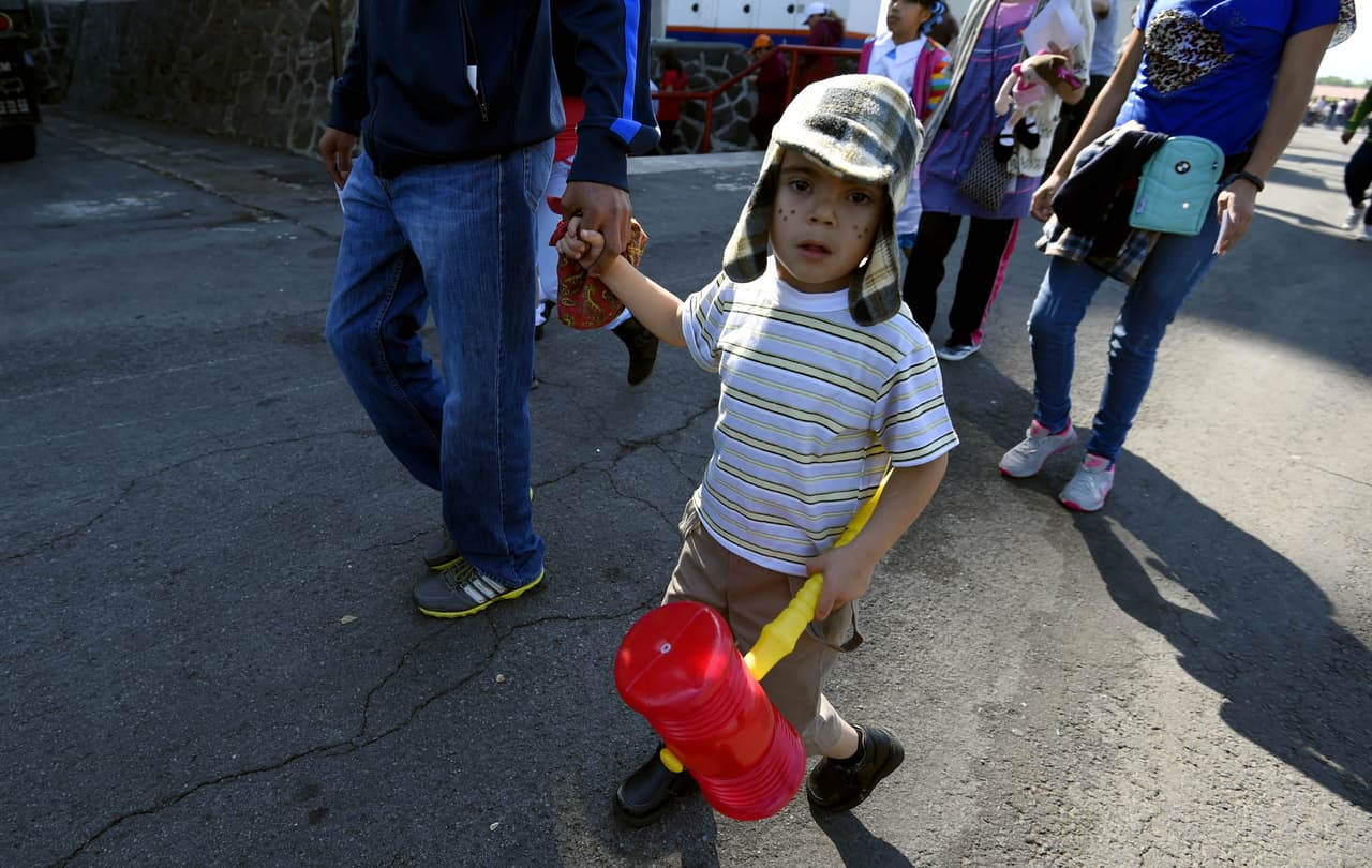 ¿Y ahora quién podrá ayudarnos? ¡Nosotros! Porque ni El Chapulín