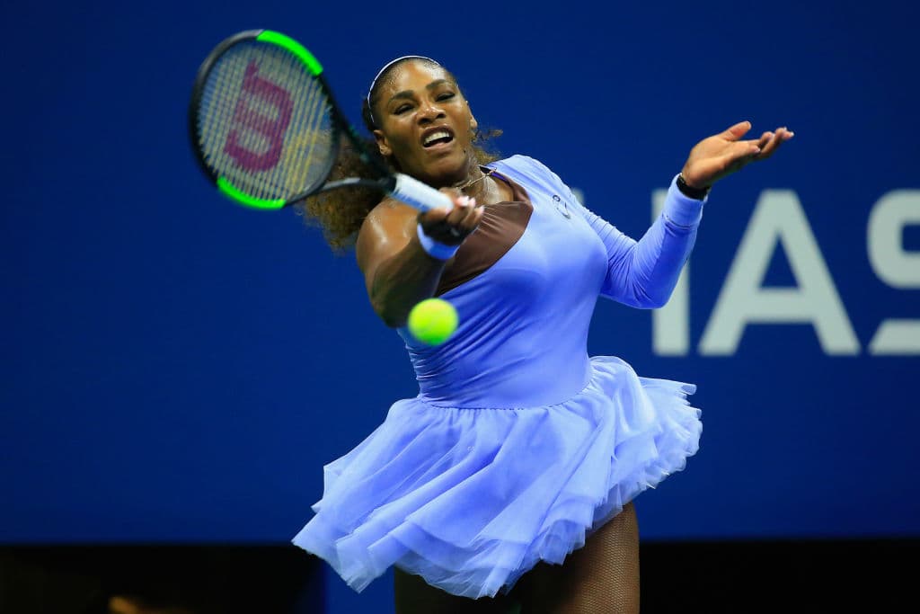 Previamente, se presentó la consentida del público estadounidense, la ganadora de 23 torneos de Grand Slama, Serena Williams, la preclasificada número 17.