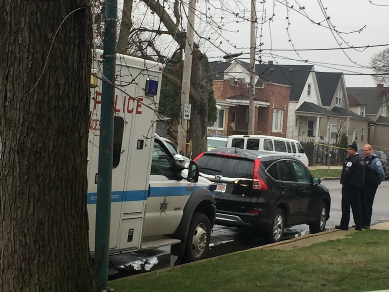 Un portavoz de ICE informó que los agentes estaban tratando de realizar un arresto en la vivienda, cuando una segunda persona les disparó con un arma. Un agente devolvió el fuego e hirió al sujeto.