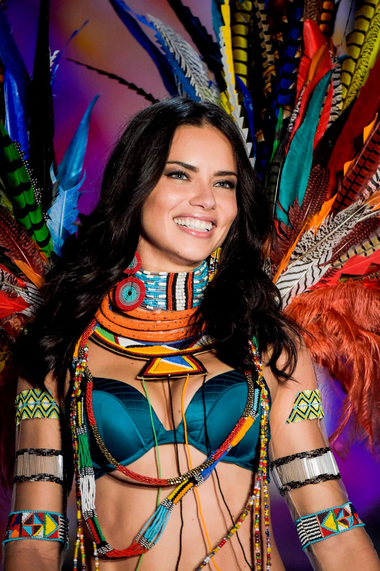 También brilló en el desfile Adriana Lima quien le dijo a 
<a href="http://people.com/style/adriana-lima-victorias-secret-retirement/"><b>la revista People </b></a>que por ahora no se retirará y espera por lo menos estar en los próximos dos desfiles de la línea de ropa interior.