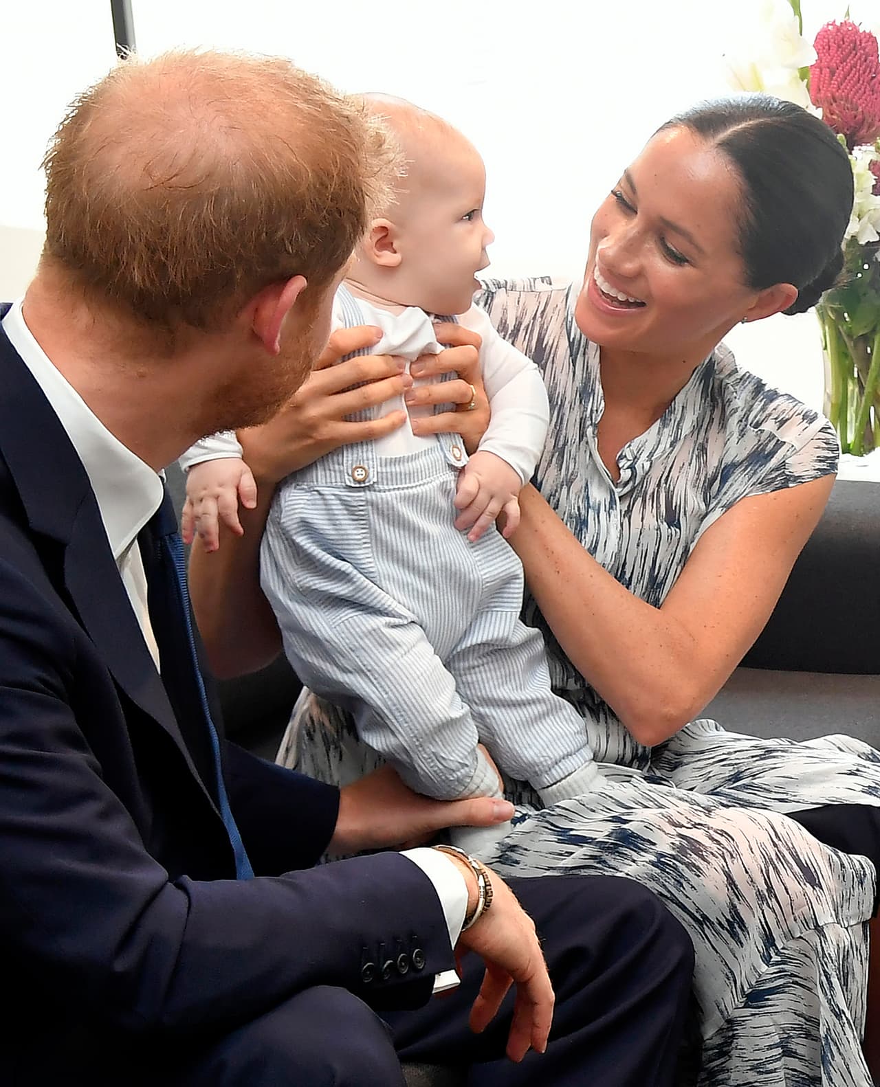 Thandeka dijo: "Tengo cámaras en mis genes", a lo que Meghan respondió: "
<b><a href="https://www.univision.com/famosos/meghan-y-harry-se-fueron-a-un-pub-cerca-de-su-casa-y-hasta-se-llevaron-a-archie-fotos" target="_blank">Es un alma vieja</a></b>", refiriéndose a Archie.