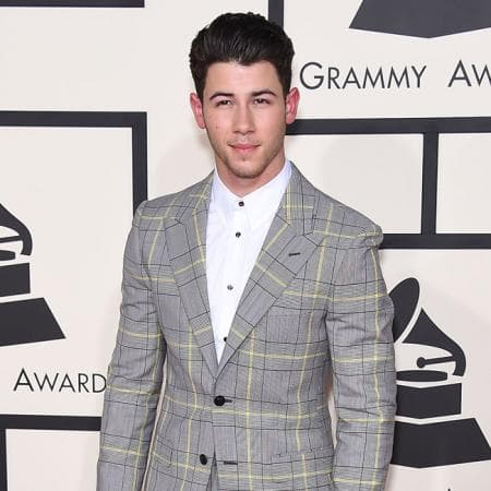 El rumor de un romance entre ellos dos ha tomado más fuerza, pues hace unos días Nick estrenó su nuevo tema 'Area Code' y dicen que está dedicado a Selena Gomez, pues en uno de los fragmentos del tema dice: "Dices que nunca he sido bueno para ti. No se puede negar que soy bueno para ti".