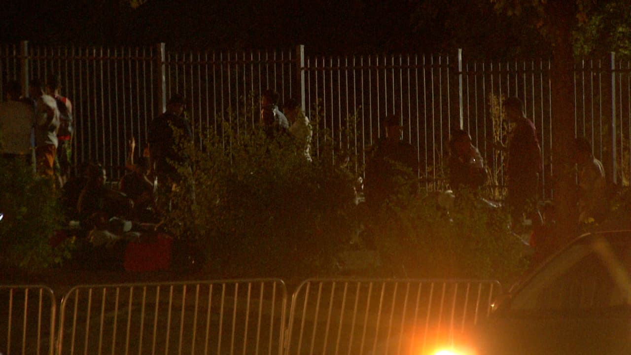 Algunas de estas personas duermen en el suelo por la cantidad de personas que hay adentro, contaron inmigrantes a Univision San Antonio. Incluso hay
<b>niños durmiendo en el exterior.</b>