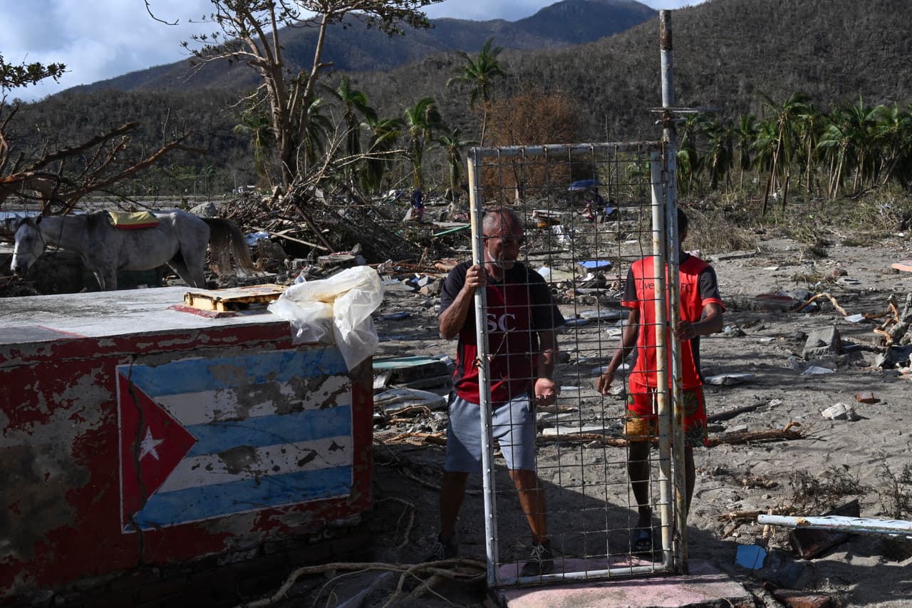 <b>Cuba</b>
<br>Dos hombres sostienen la puerta de una casa dañada tras el paso del huracán Melissa en la aldea de Boca de Dos Ríos, provincia de Santiago de Cuba, Cuba, el 30 de octubre de 2025.