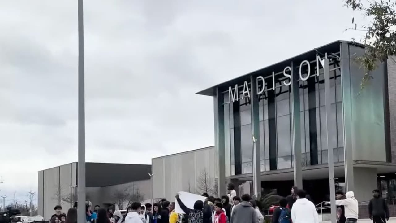 Prohíben el uso de teléfonos celulares a los estudiantes de la preparatoria Madison al interior del campus