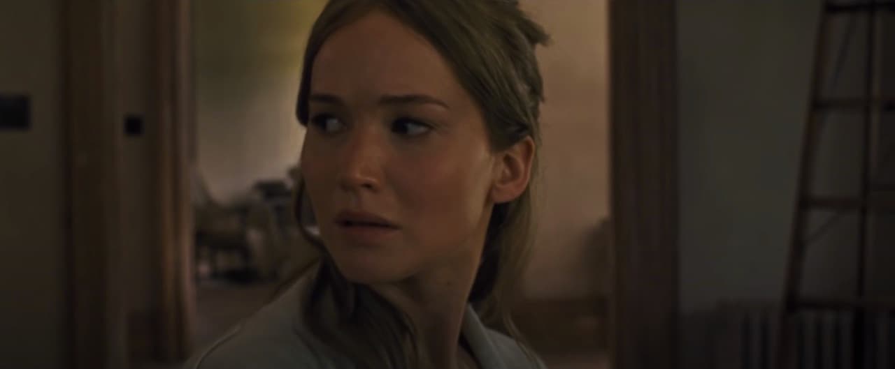 <b>‘Mother’</b>
<br>Es un ‘thriller’ psicológico protagonizado por
<b>Jennifer Lawrence</b> y
<b>Javier Bardem</b> en la que dan vida a una pareja, cuya vida es perturbada con la llegada de dos huéspedes que inician una serie de eventos caóticos.
