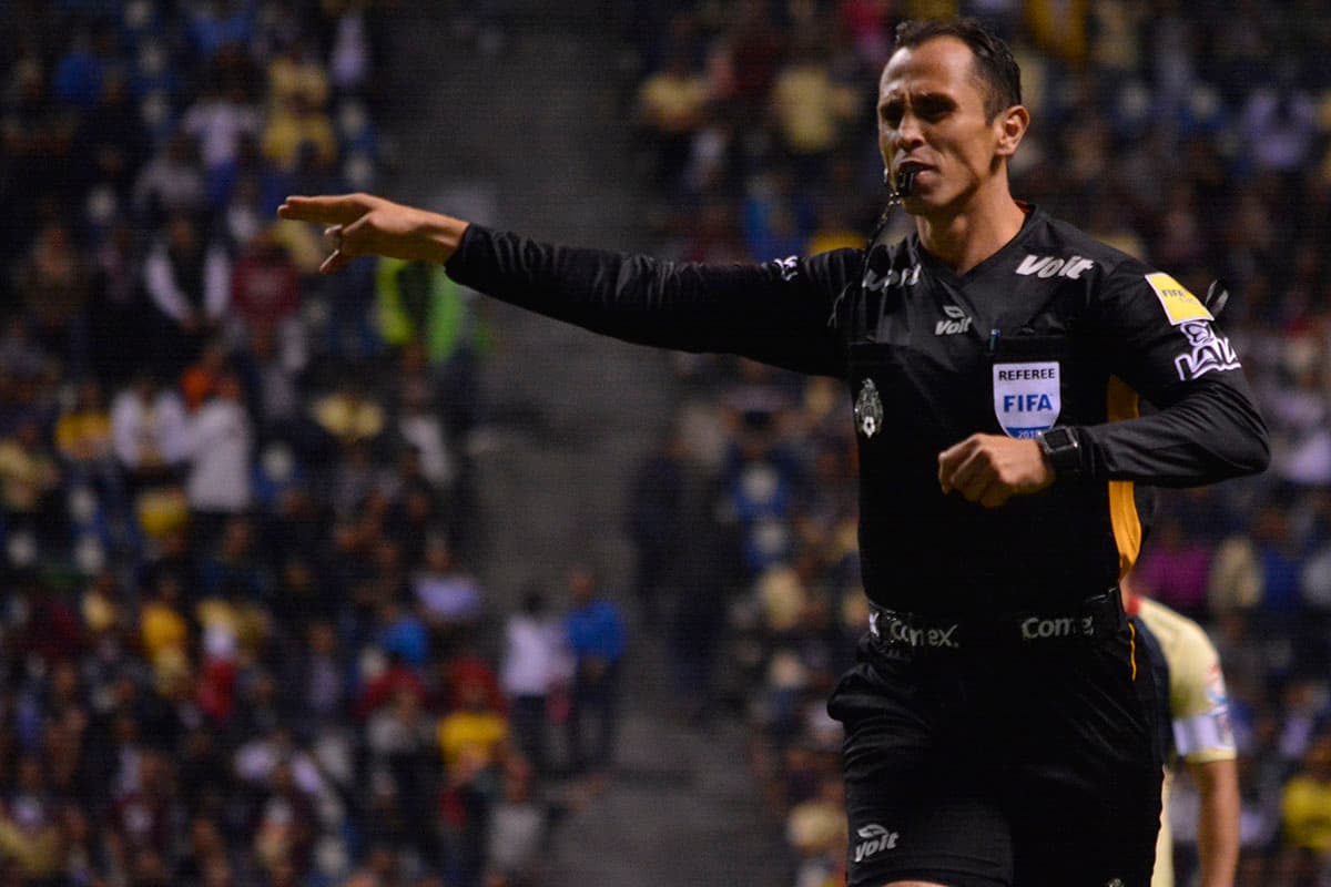 El árbitro Luis Enrique Santander se encargó de impartir justicia durante el encuentro.