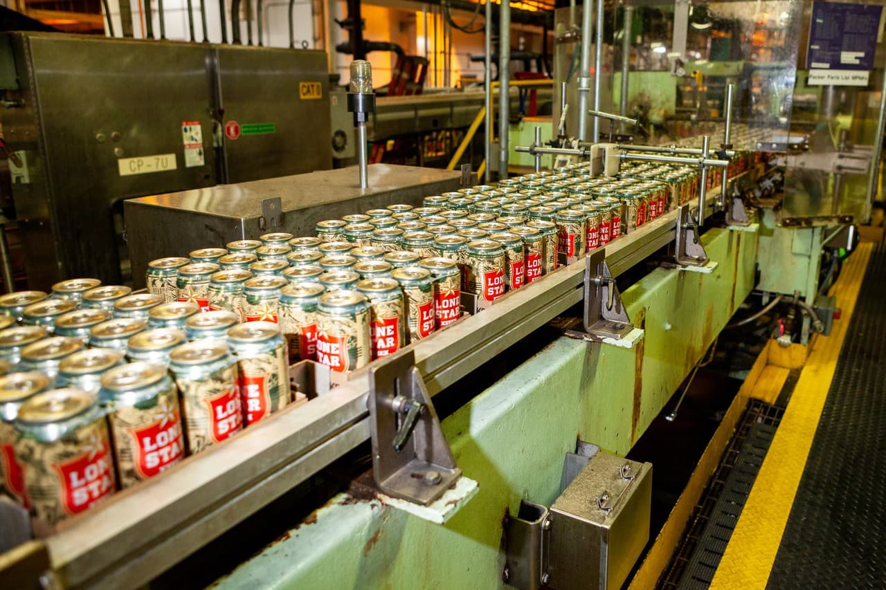 Para 1900, la compañía había aumentado considerablemente sus operaciones con distribución en todo el estado y pronto se convirtió en la fábrica de cerveza más grande de Texas.