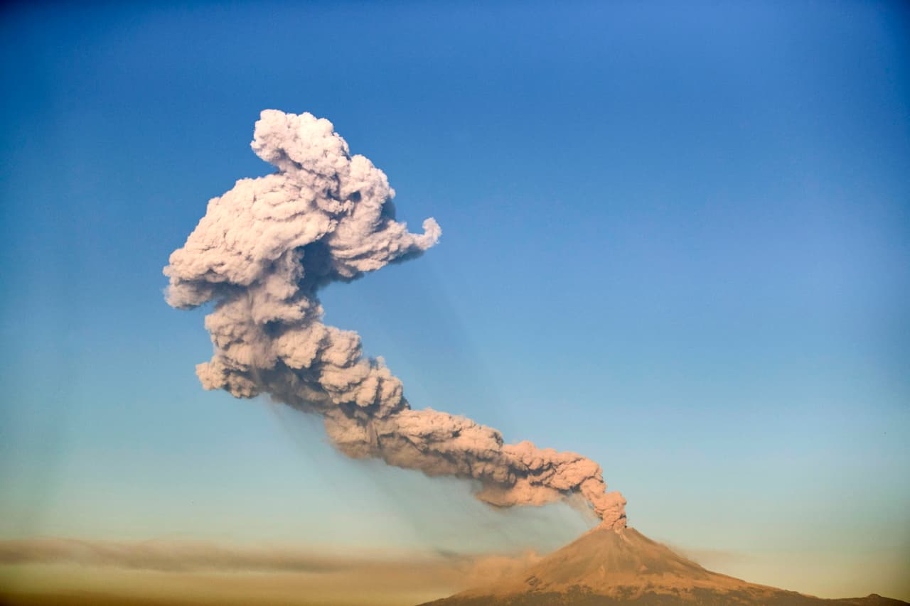 También se registraron explosiones de intensidad creciente con el lanzamiento de fragmentos incandescentes del volcán, ubicado en los límites de los estados centrales de Puebla, Morelos y México (estado).