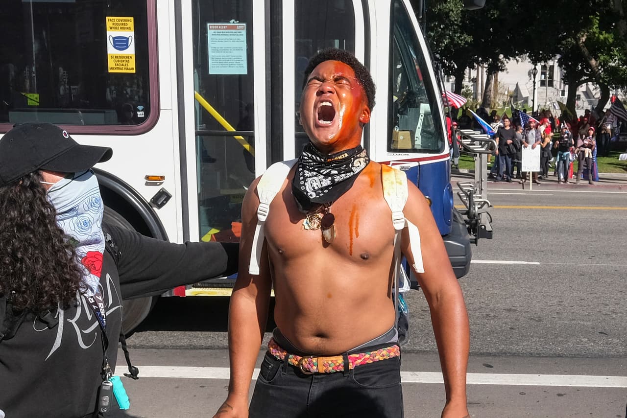 El oficial de LAPD, Tony Im, dijo que
<b>hubo "varias peleas" durante la manifestación.</b>