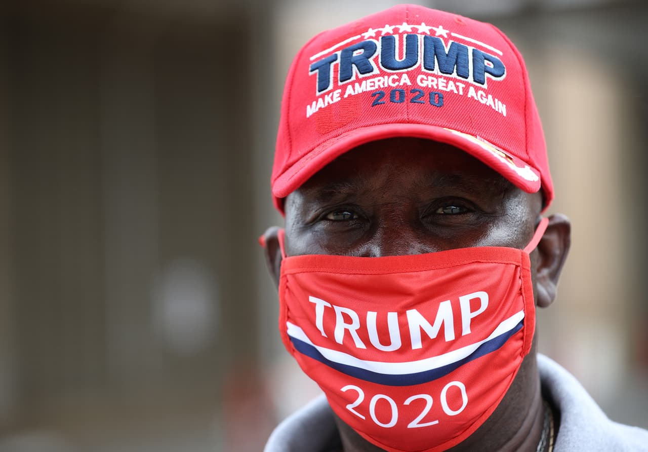 La campaña dijo que verificará la temperatura de los presentes antes de que ingresen al lugar del rally y que les entregarán mascarillas y desinfectante. "A todos los participantes se les verificará la temperatura antes de pasar por el dispositivo de seguridad, donde se les entregarán mascarillas y desinfectante", precisó.