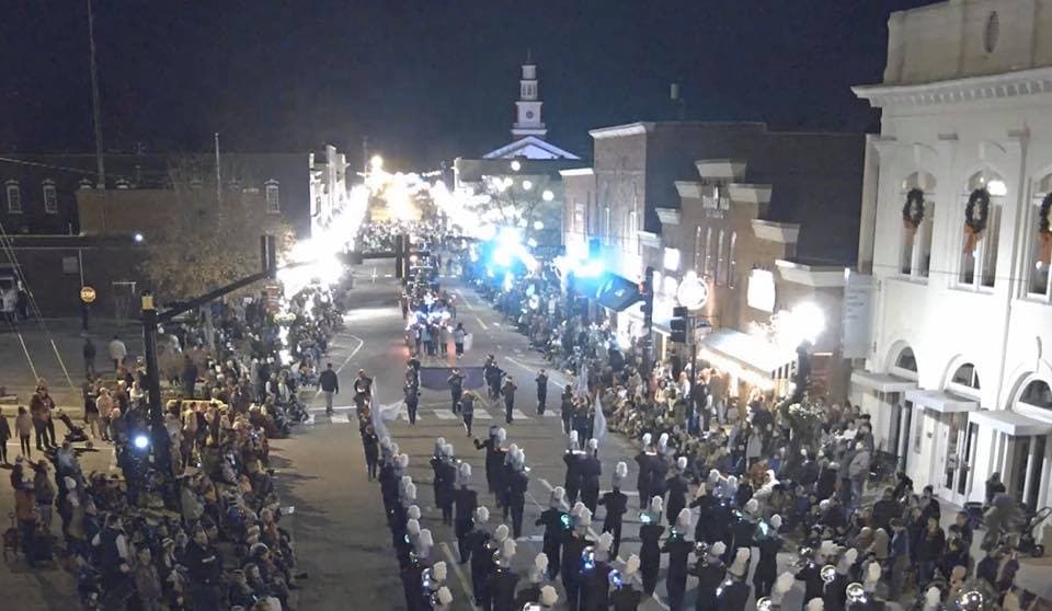 <b><a href="https://www.apexrotaryparade.com/" target="_blank">Apex Rotary Christmas Parade (4 de diciembre)</a></b>: Disfruta de villancicos, desfile, tiendas y vendedores de comida y una visita de Santa en el encantador centro histórico de Apex.