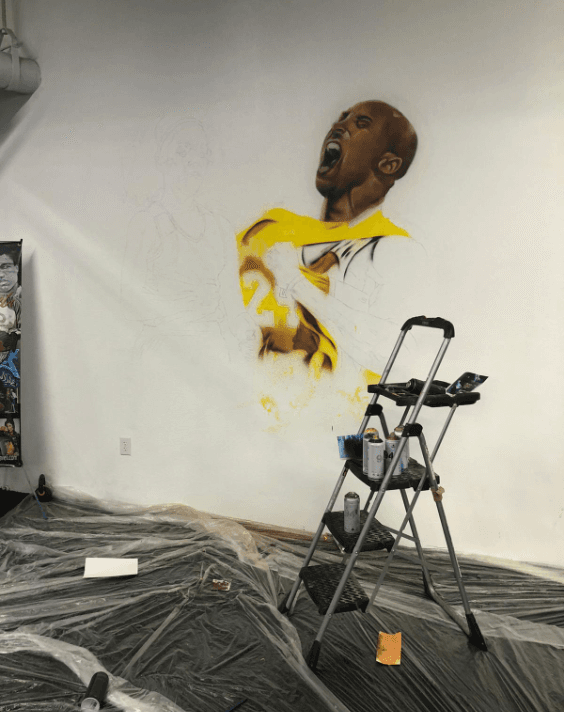 Un muralista en la ciudad de Dallas se inspira en la vida de Kobe Bryant, para ayudar a los aficionados de la estrella de baloncesto, a recordar a la leyenda de la NBA, a través de un mural en esta ciudad.