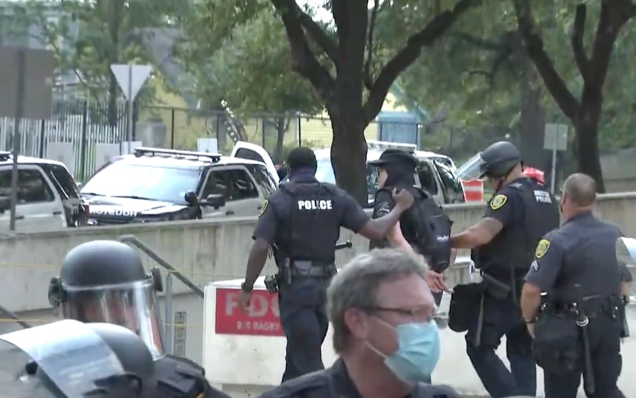 Lo que se suponía sería una protesta pacífica terminó con varios enfrentamientos y arrestos.