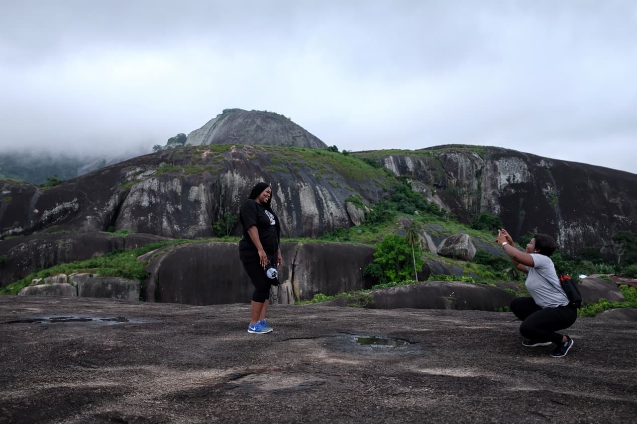 <b>Nigeria. </b>Washington pide a quien se desplace por esta nación que aumente en extremo las precauciones debido a la
<b> "amenaza continua de violencia".</b> Y es que los robos a mano armada y de autos, los secuestros y las violaciones son comunes en todo el país. Además, existen tres zonas a las que se recomienda no ir. En la imagen, varias turistas toman fotos en las colinas de Idanre.