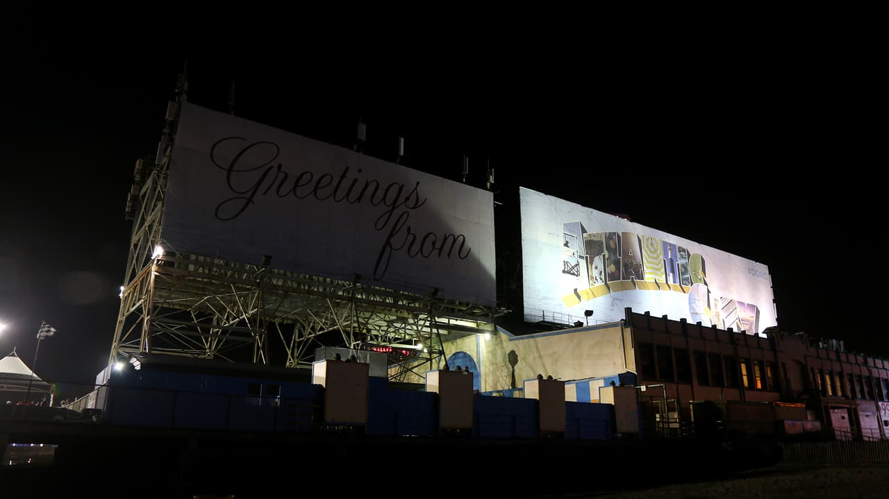 Dos vallas descoloridas le dan la bienvenida a los visitantes a Atlantic City sobre el paseo tablado que caracteriza la ciudad, el 28 de mayo, 2016. Atlantic City está atravesando desde hace más de una década una de las peores crisis económicas de su historia.