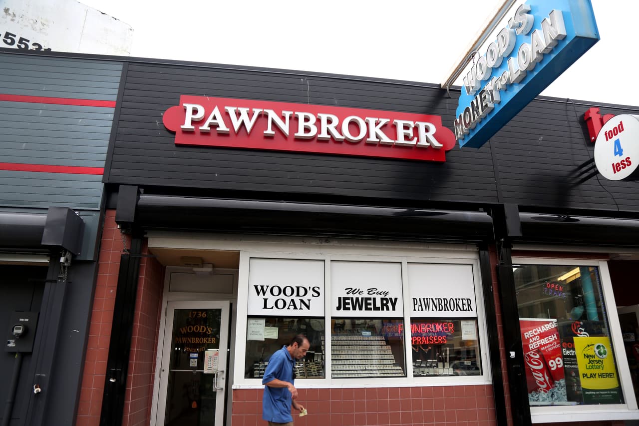 Un hombre sale de una casa de empeño en el centro de la ciudad. En septiembre de 2014, la ciudad tenía una de las tasas de desempleo más altas del país, 13.8%,