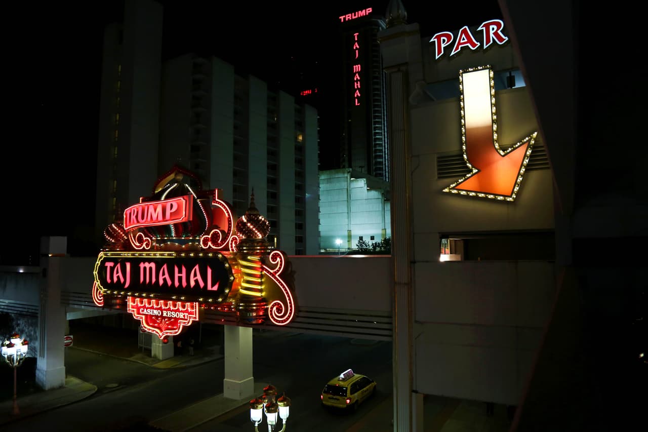 Un letrero marca la entrada al Trump Taj Mahal, en su época el más lujoso de la ciudad y el más costoso, con un precio inicial de $1,000 millones.