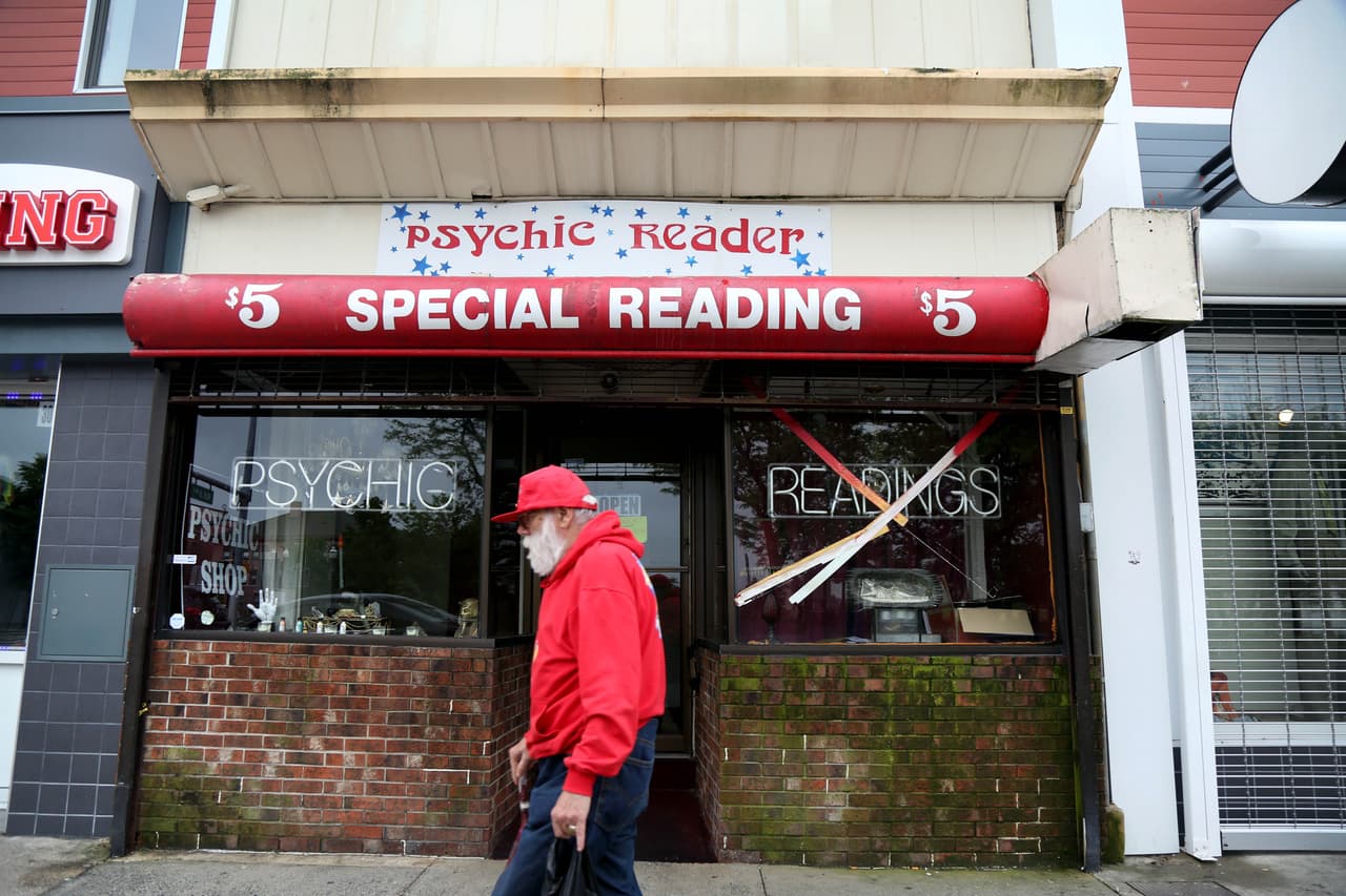 Un hombre pasa frente a una tienda de psíquicos cerrada que ofrecía lecturas de destino a $5. De los casinos se alimentan los hoteles, moteles, casas de empeño, clubes de striptease y hasta tiendas de psíquicos como esta que se ven en prácticamente cada cuadra.