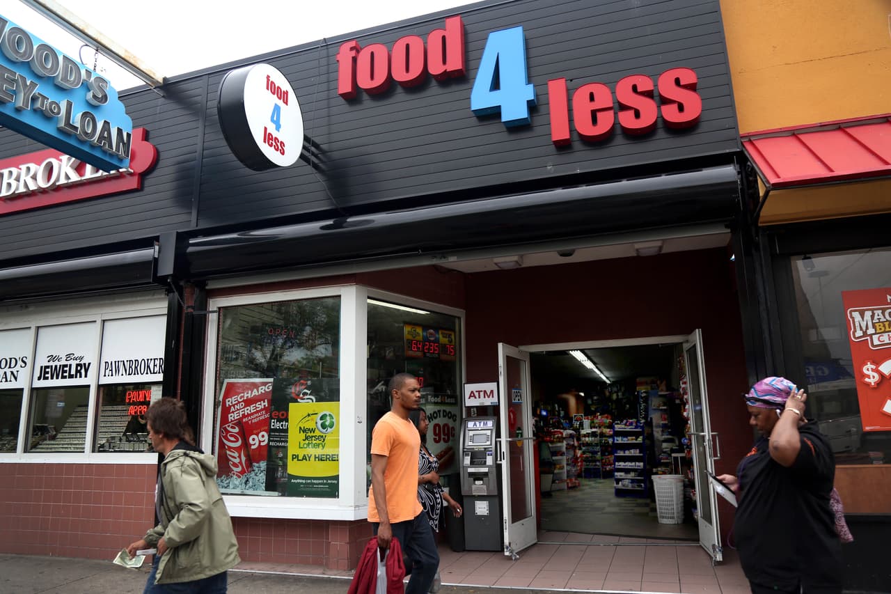 El mal manejo de la ciudad (cuatro de los últimos seis alcaldes han sido enjuiciados por corrupción y malversación de fondos públicos) y la expansión de casinos en el noreste del país que terminó con el monopolio que tenía Atlantic City sobre los juegos de azar aceleraron la quiebra de muchos casinos.