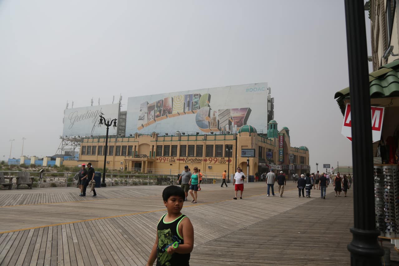 Después de la recesión del 2008 la ciudad empeoró vertiginosamente. Pero la última estocada la dio el huracán Sandy, el cual destruyó en octubre de 2011 miles de propiedades y le costó a Atlantic City $30 mil millones.