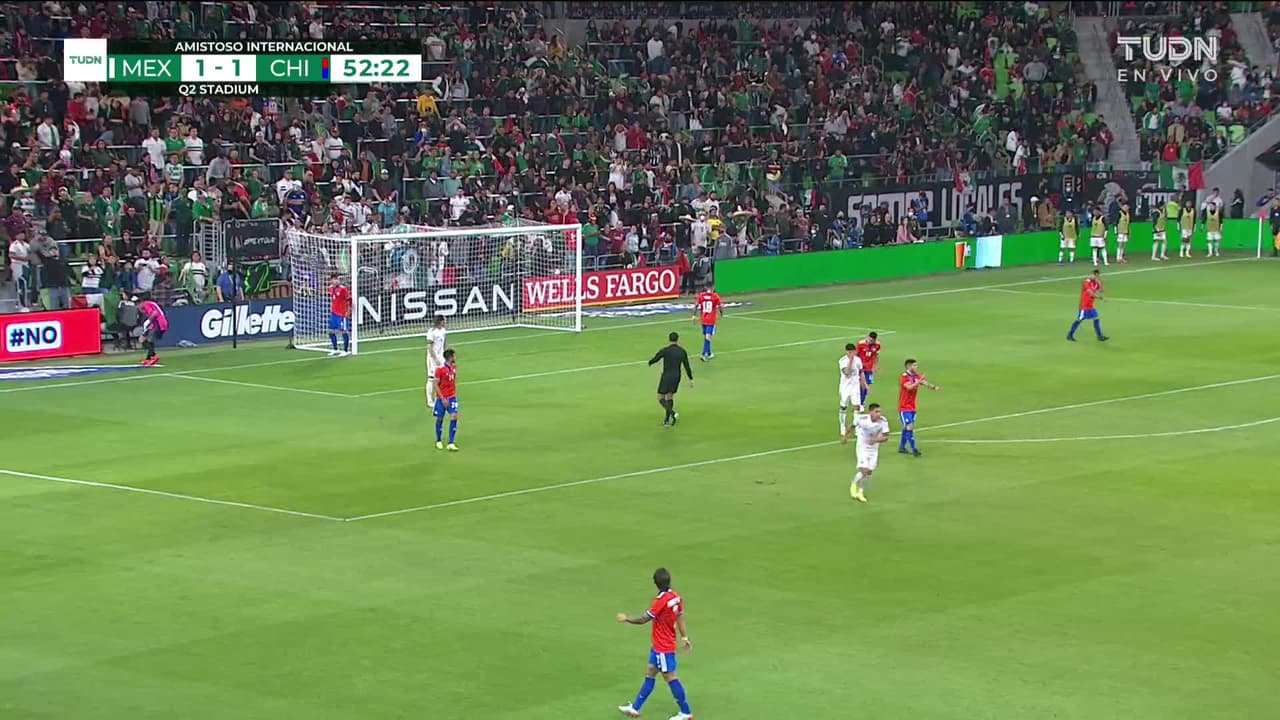 ¡TIRO ATAJADO! disparo por Santiago Giménez.