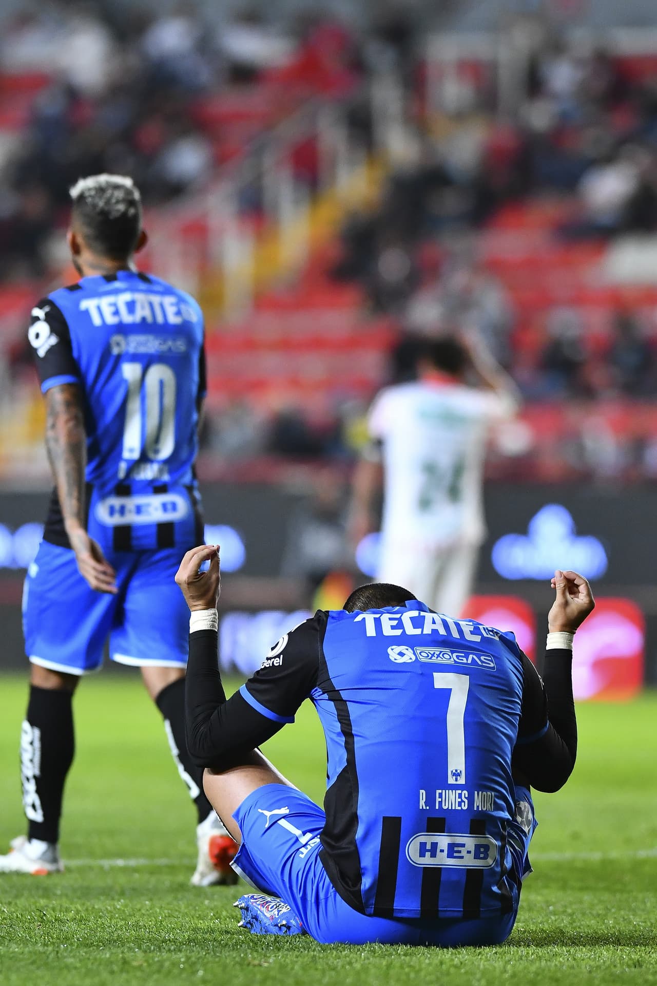 La afición apenas se acomodaba en el Estadio Victoria, cuando a los 4 minutos, Rogelio Funes Mori abría el marcador.