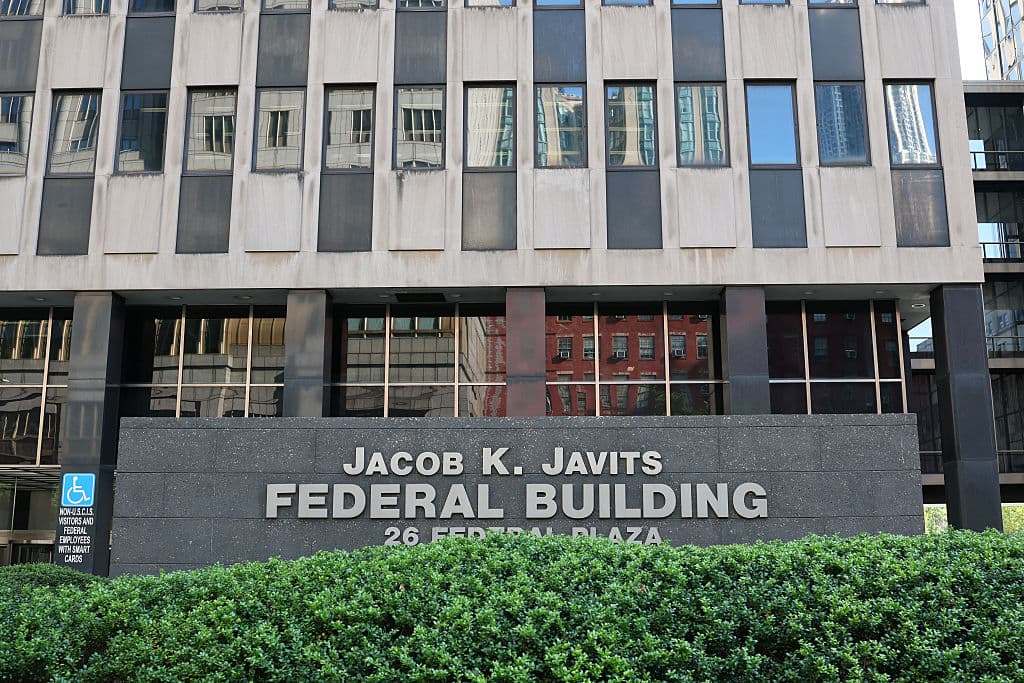 Los sobres fueron descubiertos en la
<b> sala de correo de las Operaciones de Ejecución y Remoción de ICE </b>ubicada en el noveno piso del edificio. Según el FBI, 
<b>dos personas entraron en contacto con los sobres</b>, aunque no se han reportado heridos.