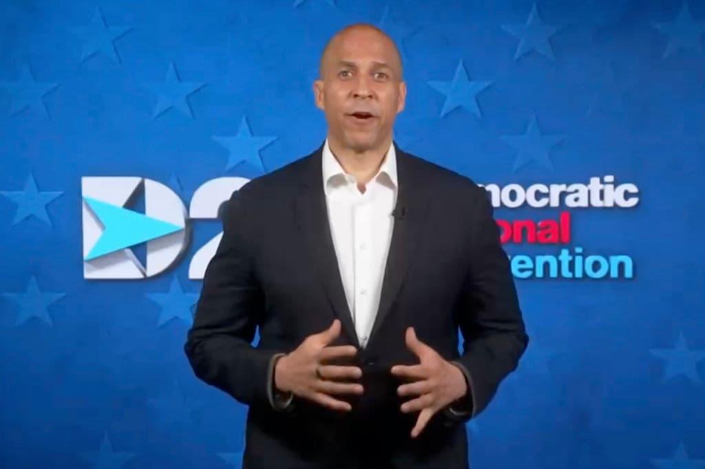 Cory Booker, senador por Nueva Jersey, respaldó a Joe Biden mostrándolo cómo la mejor alternativa para levantar la economía. "La clase trabajadora sufre un ataque. Crece la brecha salarial, la pobreza persiste. (Trump) nos ha fallado", dijo.