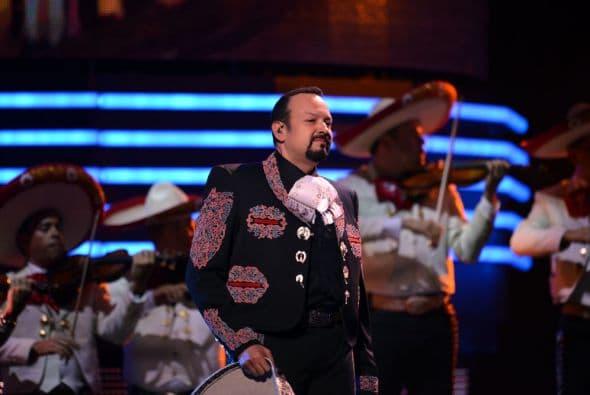 El sí sabe cómo actuar en el escenario.