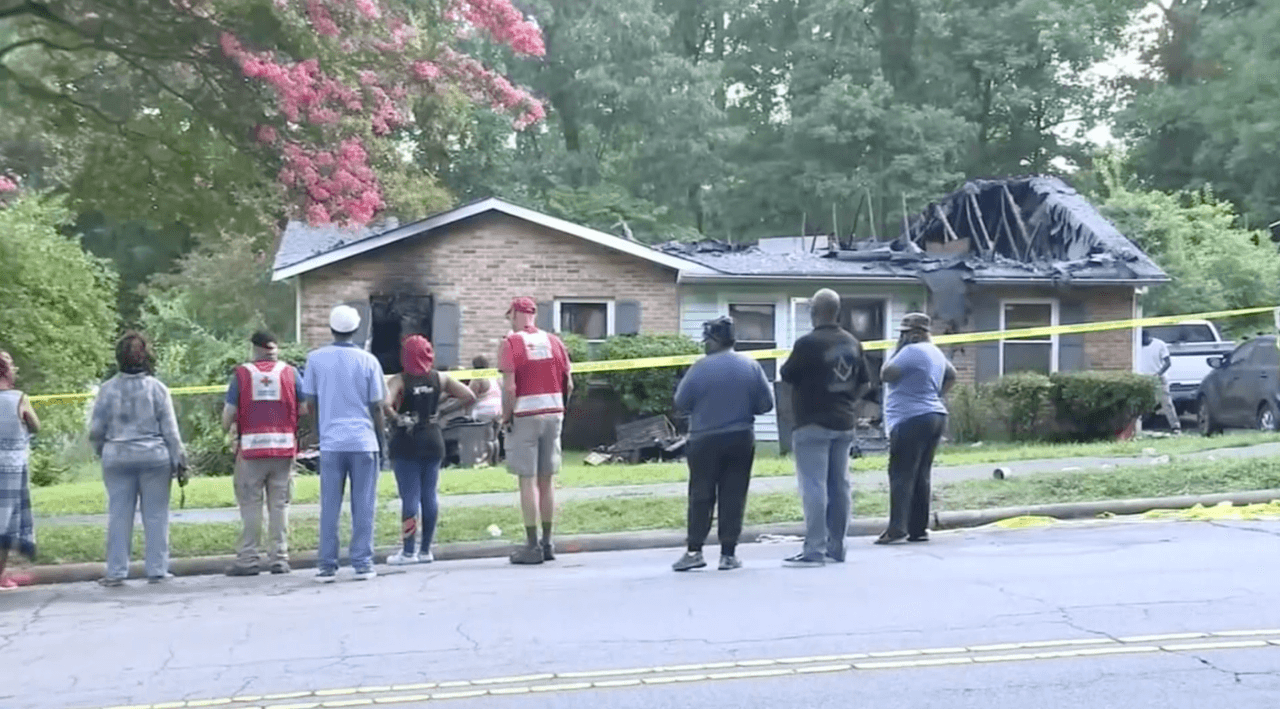 Mueren dos personas de 40 y 75 años al incendiarse casa en Raleigh