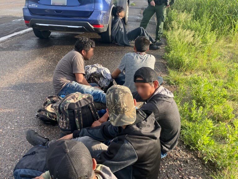 El SUV repleto de personas fue detenido en SR-90 al norte de SierraVista. Los agentes del Sector Tucson continúan encontrando menores que son reclutados para trabajar con organizaciones criminales.