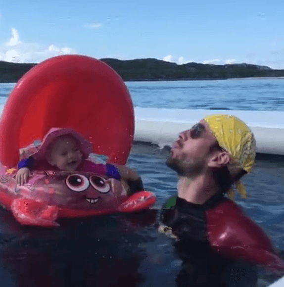 Hasta ahora 
<b><a href="https://www.univision.com/famosos/enrique-iglesias-conquista-las-redes-con-este-tierno-video-de-los-balbuceos-y-trompetillas-de-su-mellizo-video" target="_blank">Enrique Iglesias se ha dedicado a compartir videos </a></b> de momentos divertidos con sus mellizos, como esta imagen con Lucy.