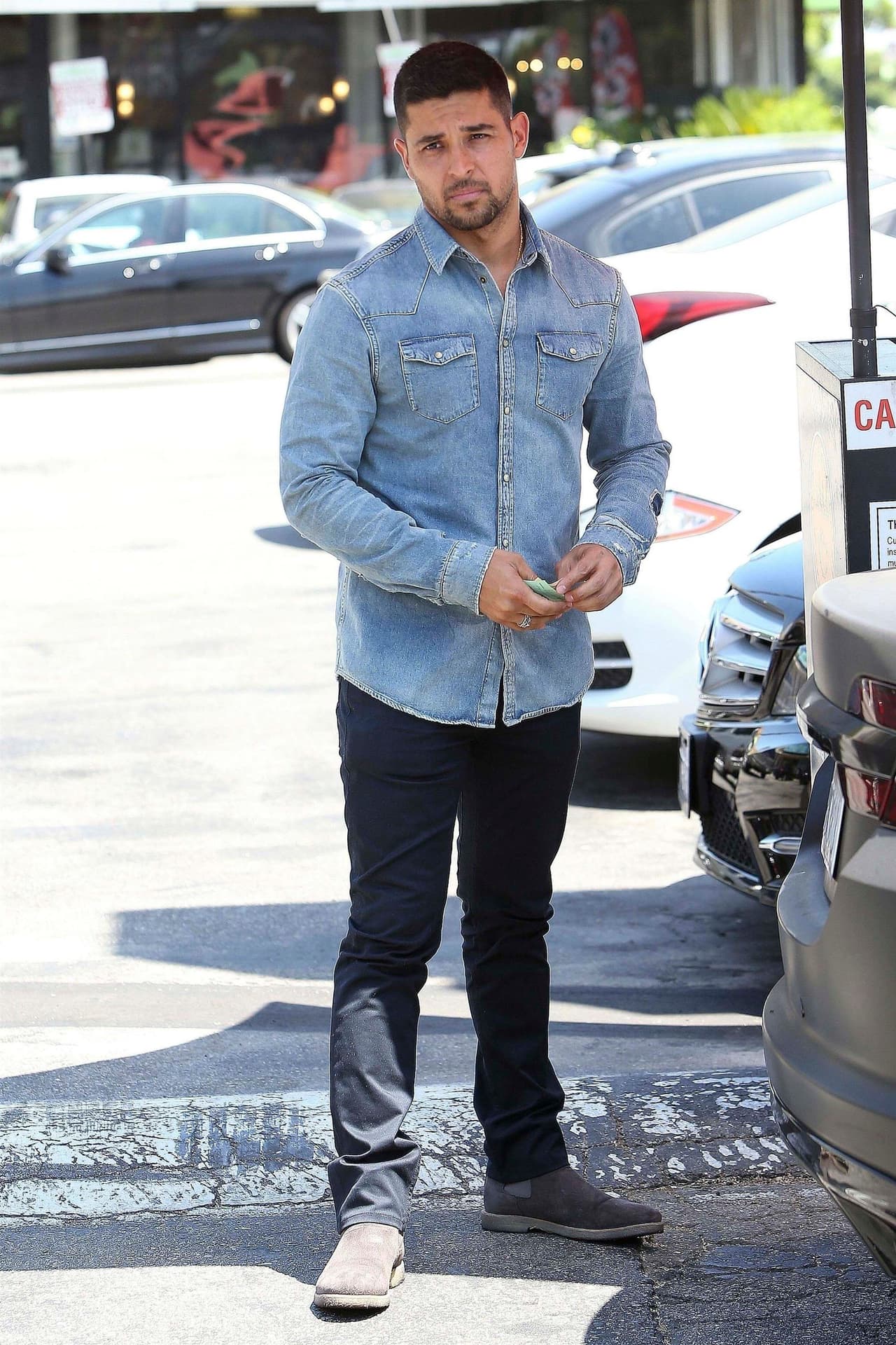 Antes de subirse a su automóvil se percató de las cámaras y pagó su boleto de estacionamiento.