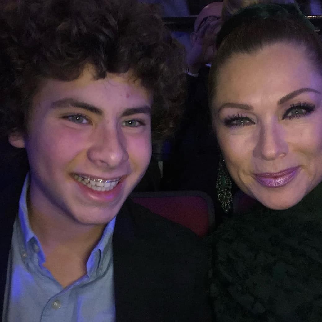 "Mis hijos
<b><a href="https://www.univision.com/famosos/vamos-a-aprender-a-rasurarnos-luciano-supera-con-honores-la-leccion-mas-reciente-de-lety-calderon-video" target="_blank">estaban muy contentos</a></b>", contó, "le cantaron 'Las mañanitas' y sé que Juan lo recibió con mucho gusto".
<br>