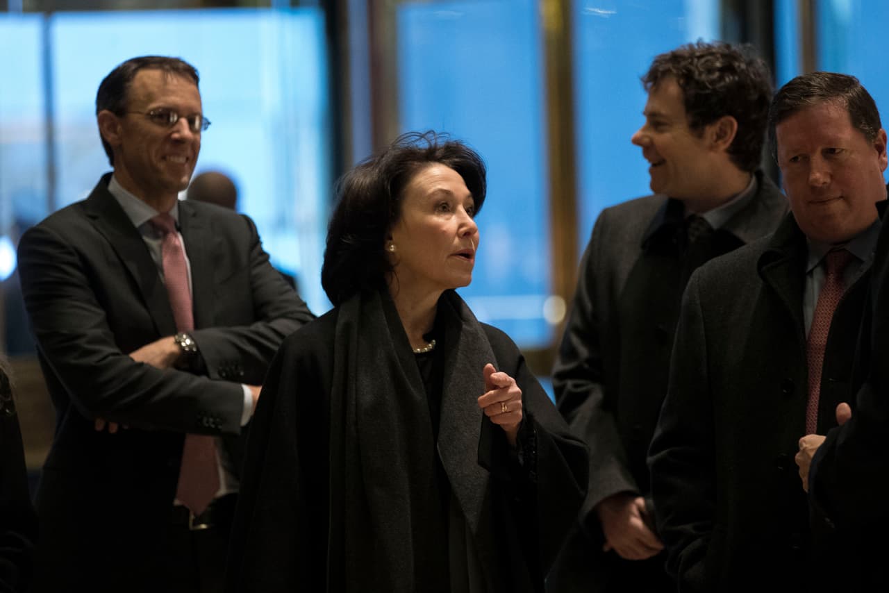 Safra Catz, jefe ejecutiva de Oracle en su paso hacia la reunión con el presidente electo.