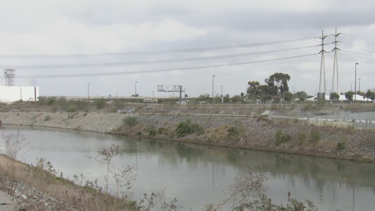 ¿A qué se debe el mal olor emanado de un canal en Carson y cómo planean autoridades solucionar el problema?